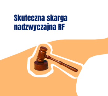 Na środku obrazka młotek sędziowski, nad nim napis skuteczna skarga nadzwyczajna RF