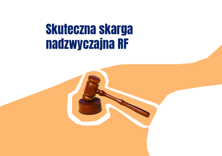 Na środku obrazka młotek sędziowski, nad nim napis skuteczna skarga nadzwyczajna RF