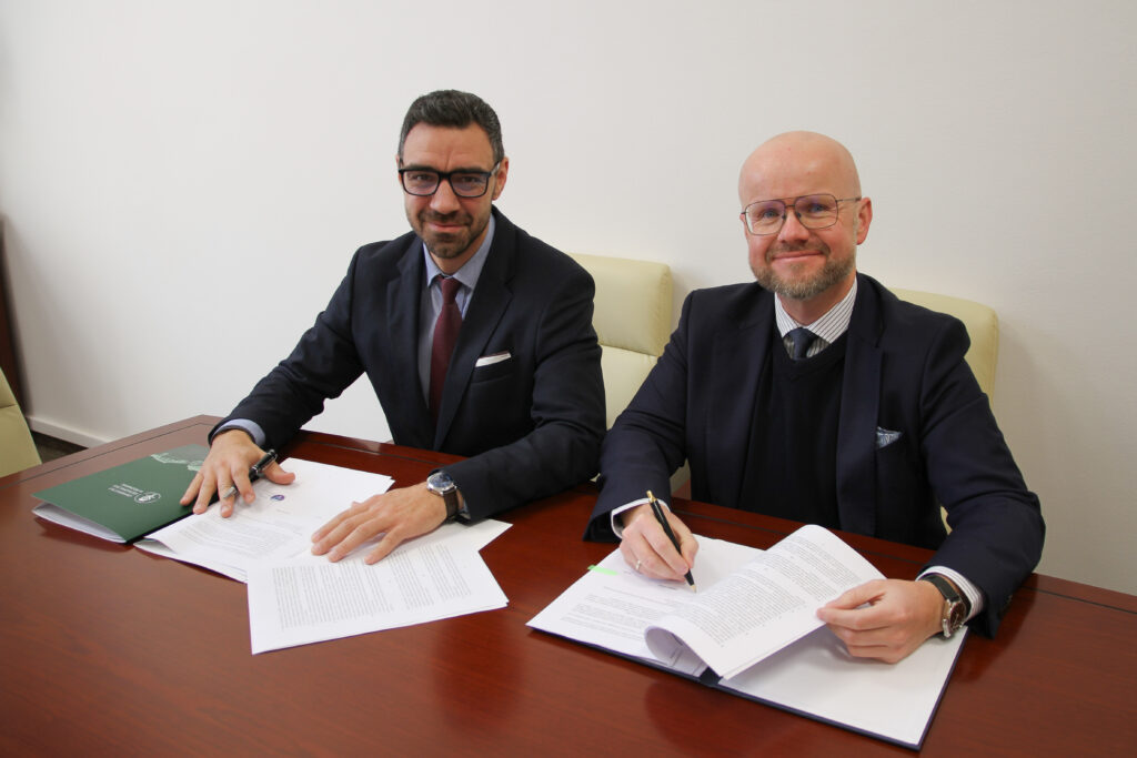 Podpisanie porozumienia: dr hab. Dawid Szutowski, prof. UEP, Prorektor ds. Finansów UEP i dr Michał Ziemiak, Rzecznik Finansowy
